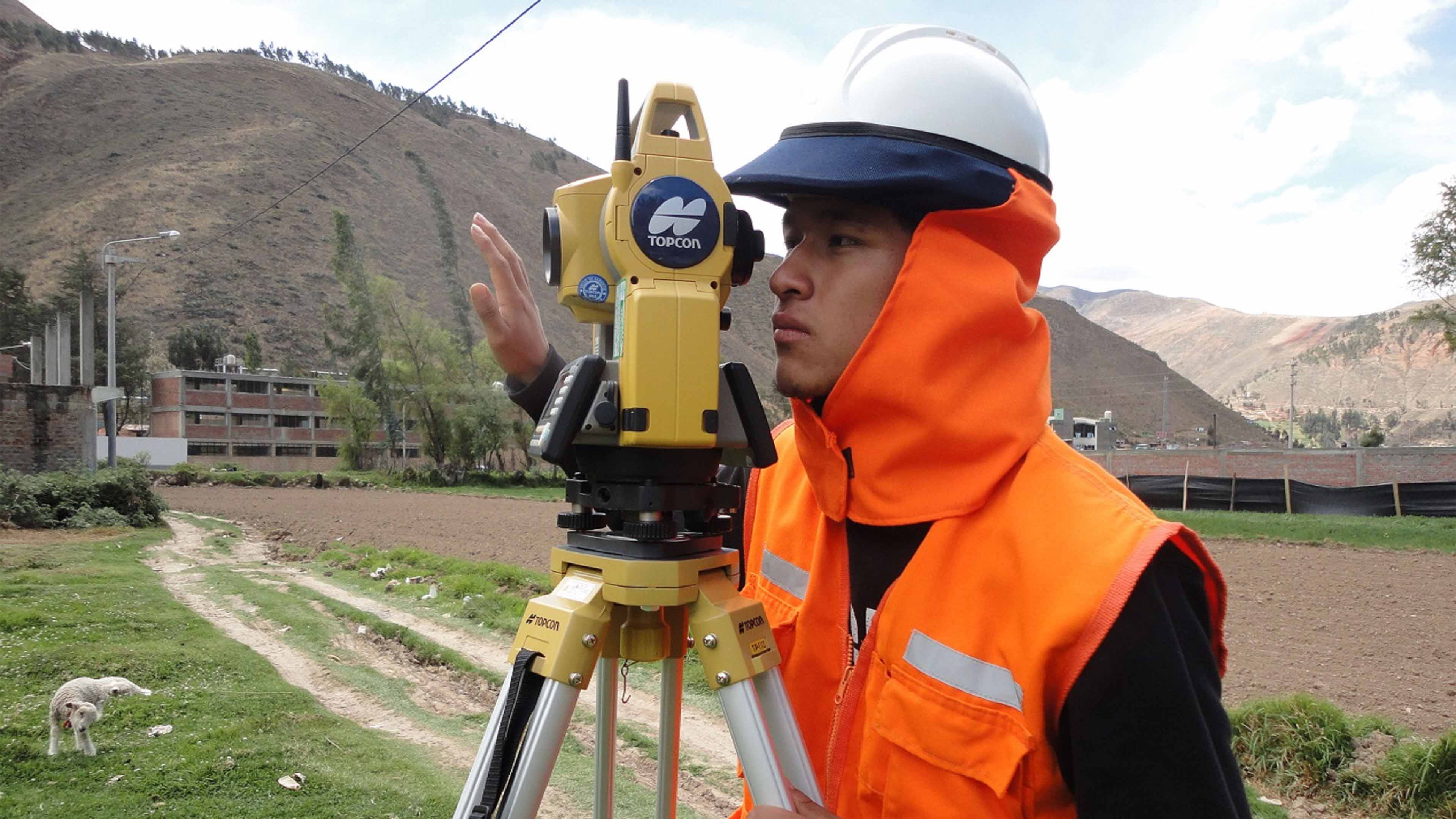 Imagen de un estudiante con topógrafo en representación de la carrera de construcción civil