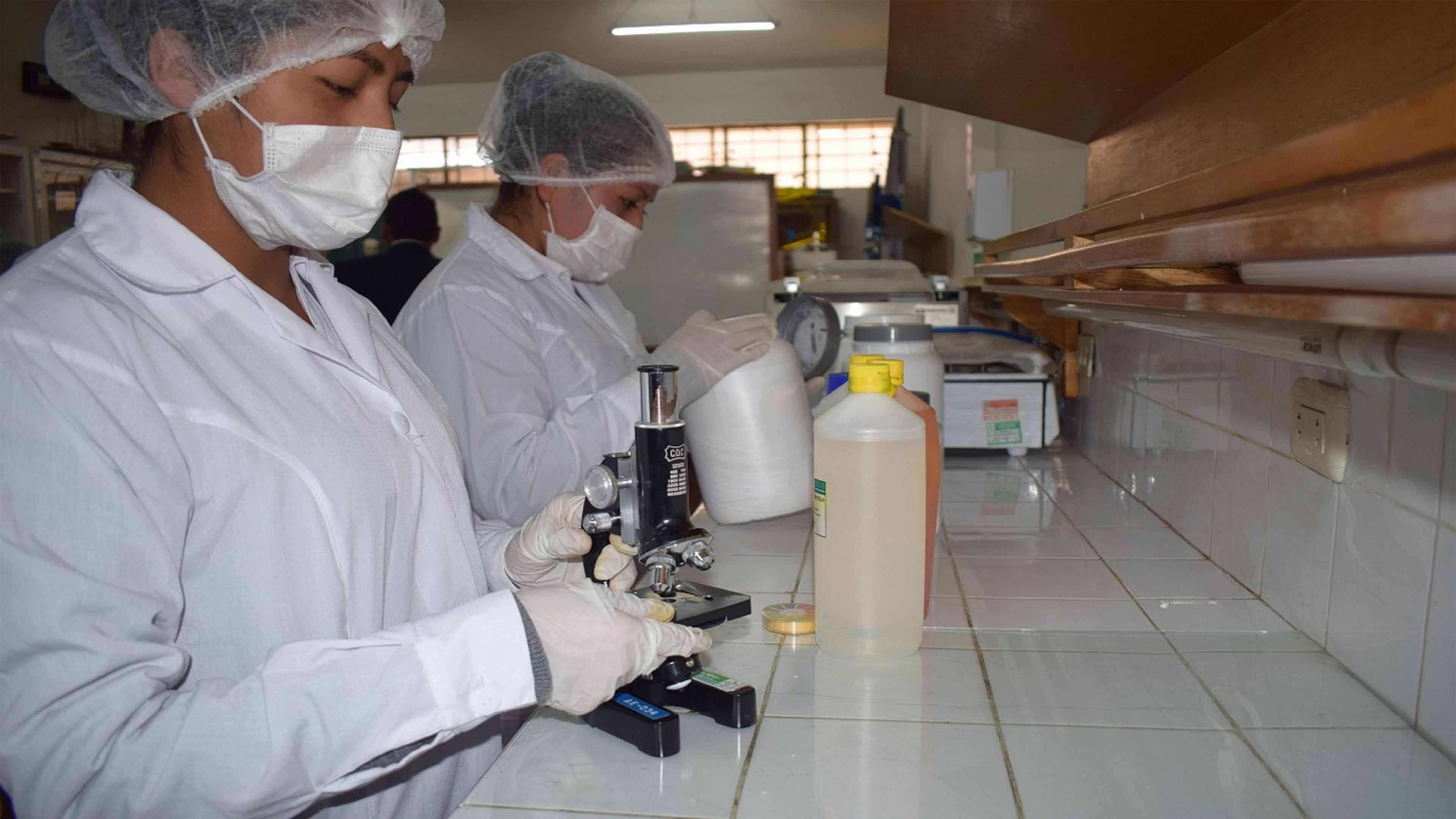 Imagen de una estudiante con una probeta en representación de la carrera de farmacia técnica